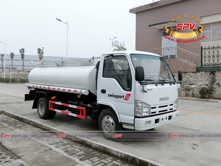 Stainless Steel Fuel Tank Truck ISUZU (4,000 Liters) Right Front View